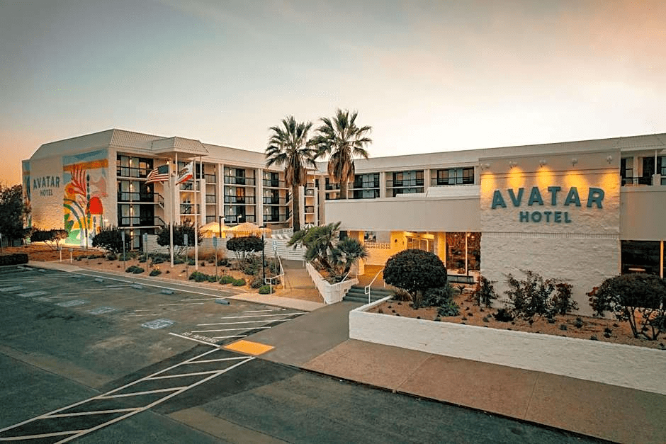 is within one mile of Levi's Stadium and California's Great America Amusement Park. 