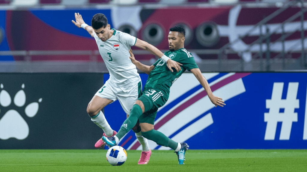 Saudi Arabia (in green) only needs a draw or a win over Iraq (in white) to formalize its entry to the 2026 World Cup.